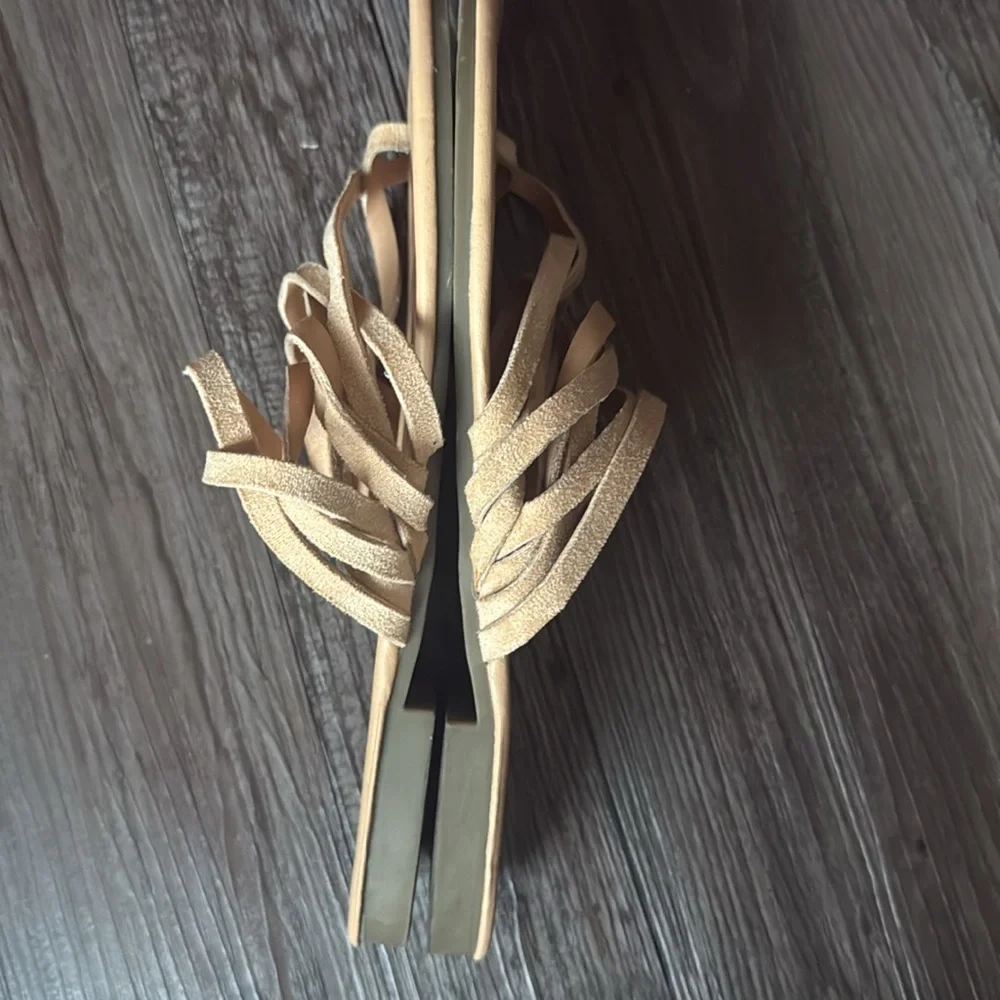 Shoe' N Tale Strappy Flat Sandal - Picture 6 of 6